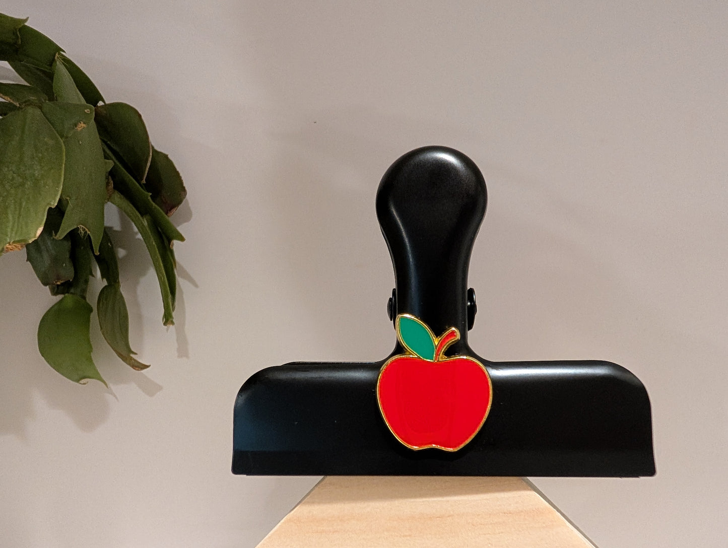 Red Apple ClipDazzle™ Magnetic Clip – Choose Your Finish